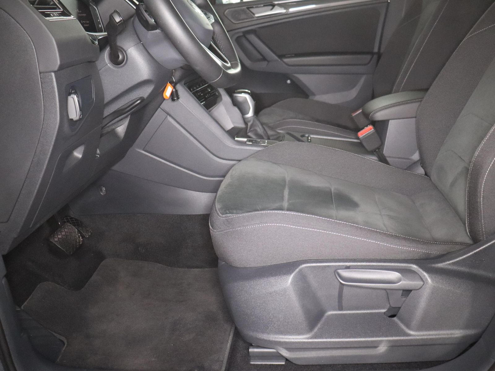 Volkswagen Tiguan 2023 г. Чёрный, пробег 29672 км