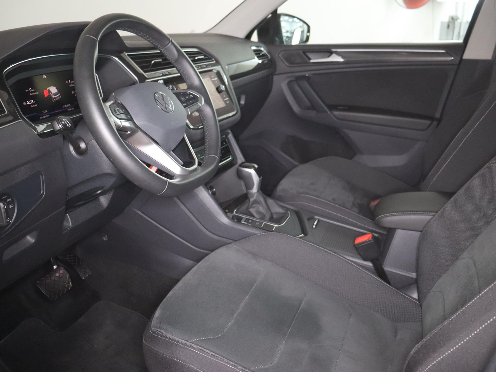 Volkswagen Tiguan 2023 г. Чёрный, пробег 29672 км