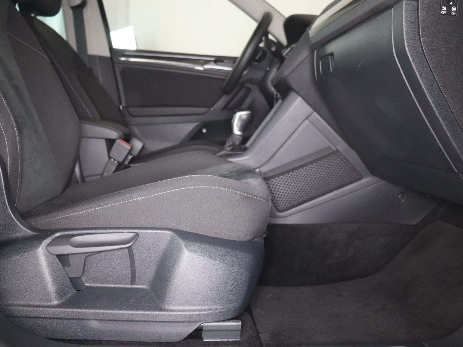 Volkswagen Tiguan 2023 г. Чёрный, пробег 29672 км