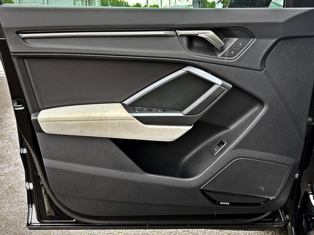 Audi Q3 2024 г. Чёрный, пробег 15290 км