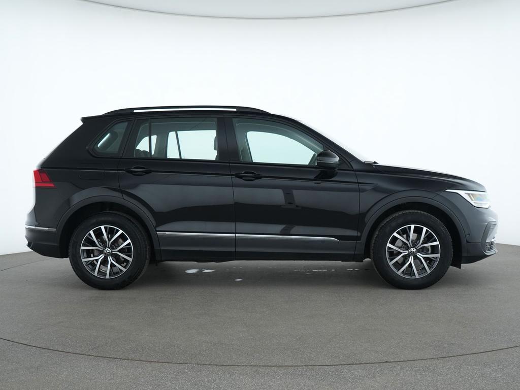 Volkswagen Tiguan 2024 г. Чёрный, пробег 18978 км