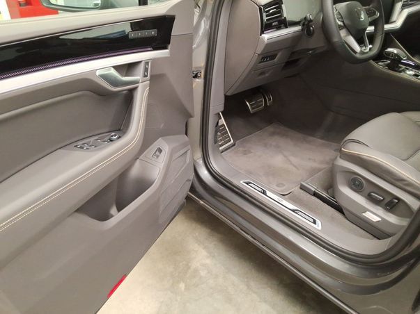 Volkswagen Touareg 2025 г. Серый, пробег 9271 км