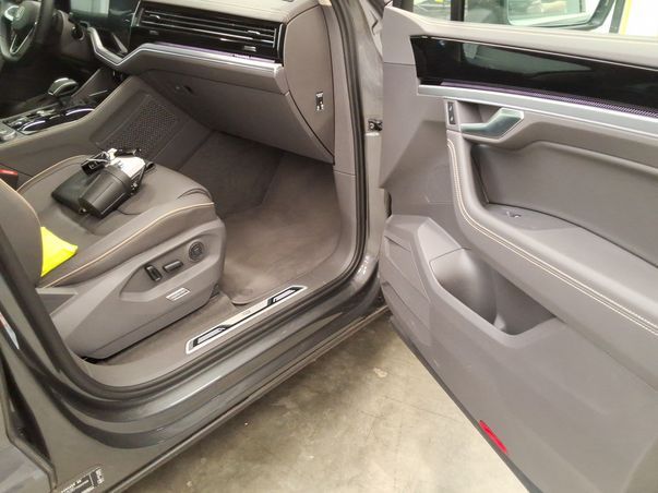 Volkswagen Touareg 2025 г. Серый, пробег 9271 км