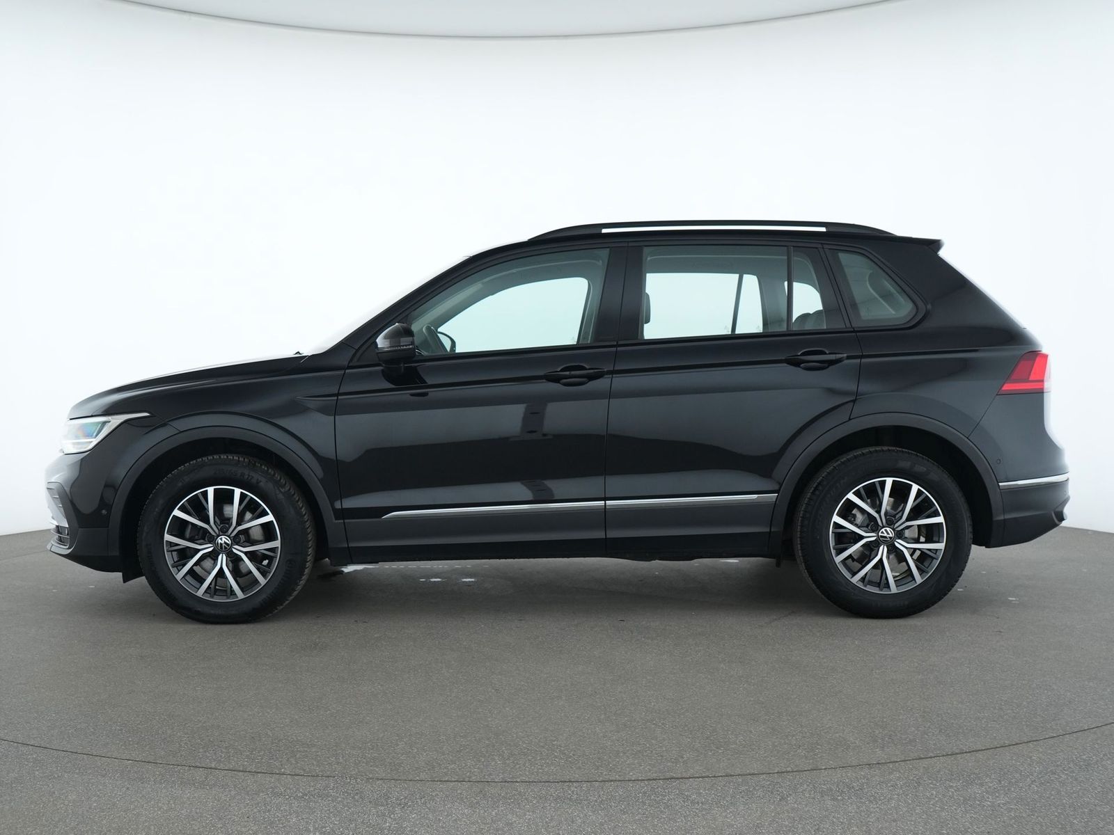 Volkswagen Tiguan 2024 г. Чёрный, пробег 58120 км