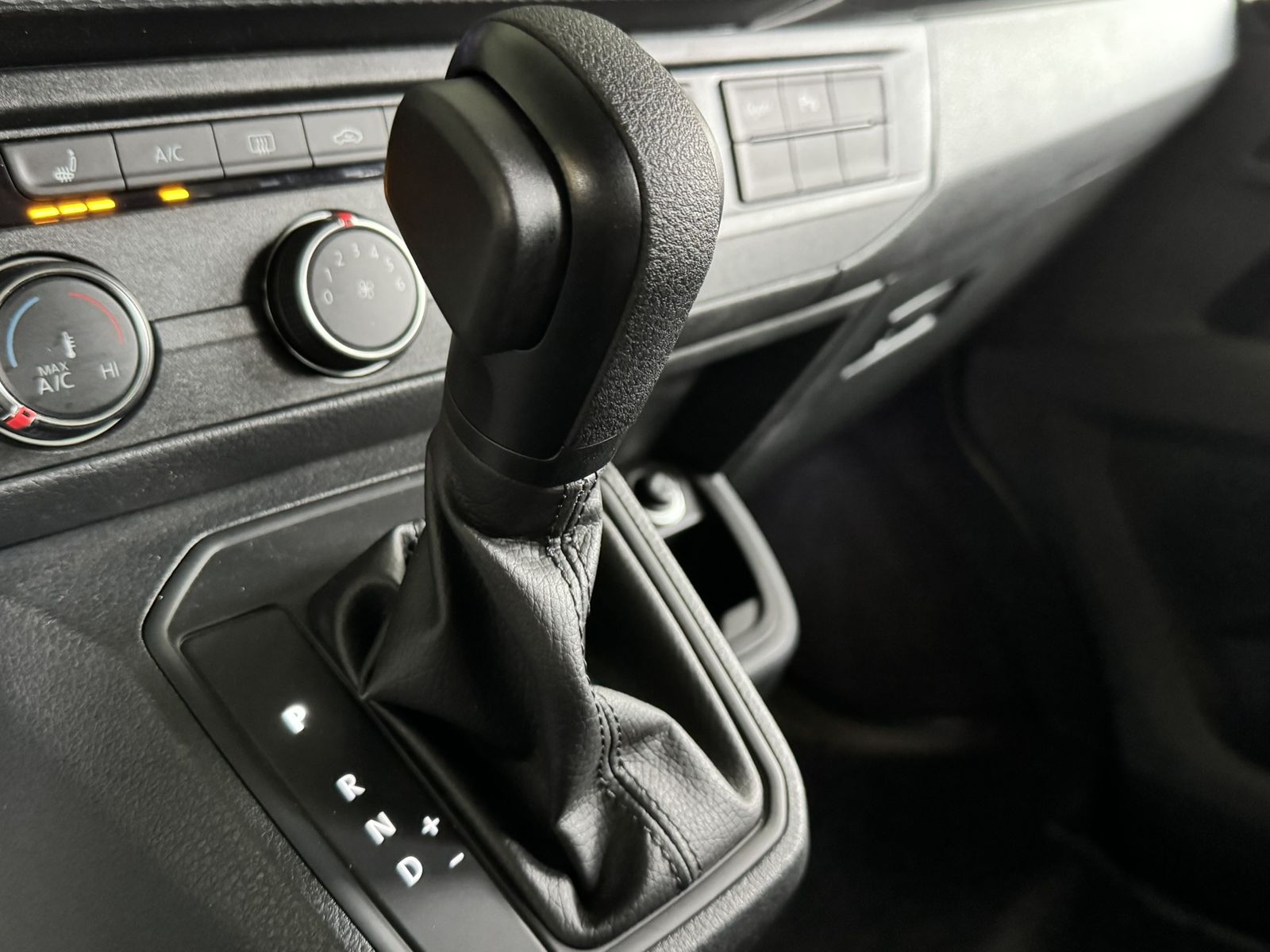 Volkswagen T6 CALIFORNIA 2024 г. Чёрный, пробег 52000 км