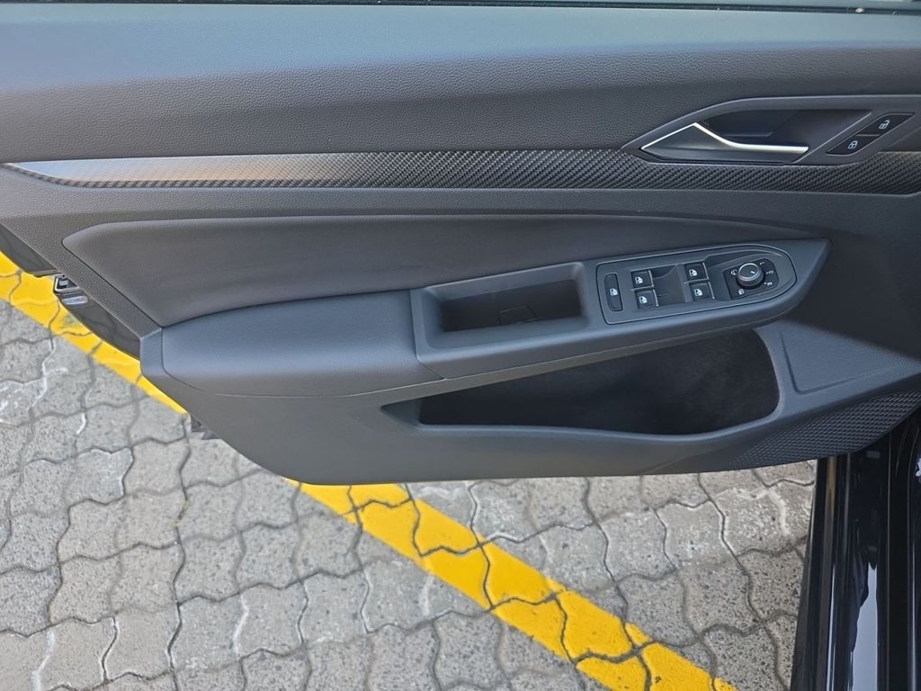 Volkswagen Golf 2023 г. Чёрный, пробег 23600 км
