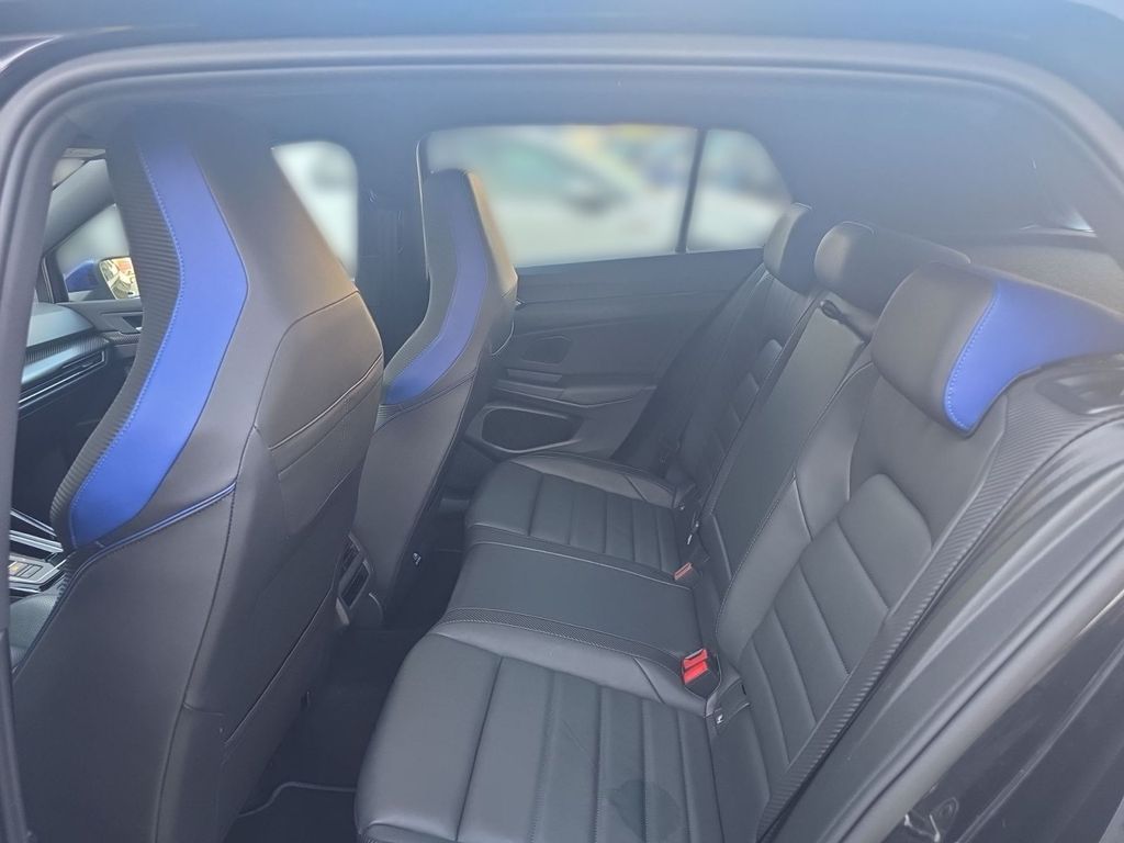 Volkswagen Golf 2023 г. Чёрный, пробег 23600 км