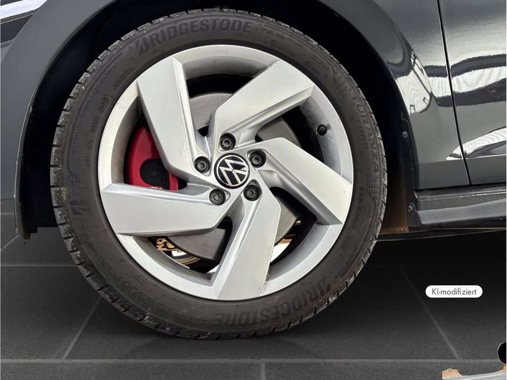 Volkswagen Golf 2024 г. Серый, пробег 18945 км