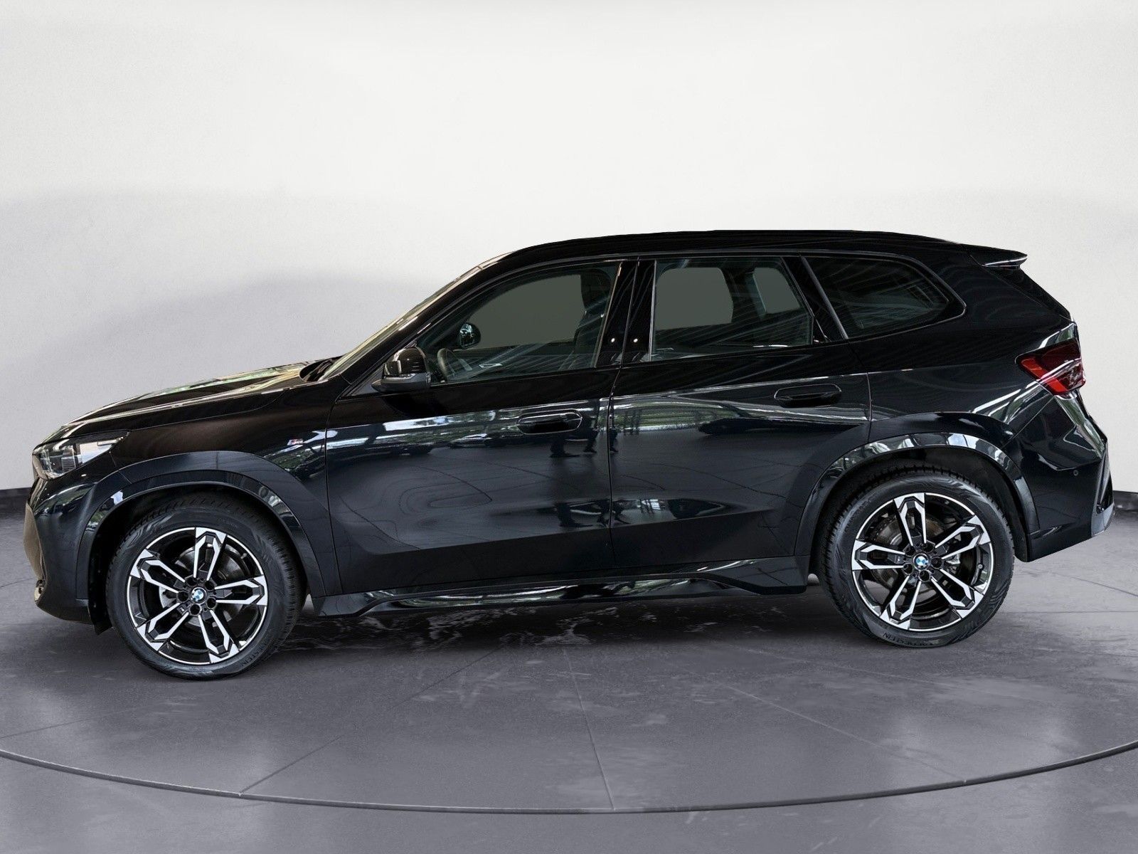 BMW X1 2025 г. Чёрный, пробег 10450 км