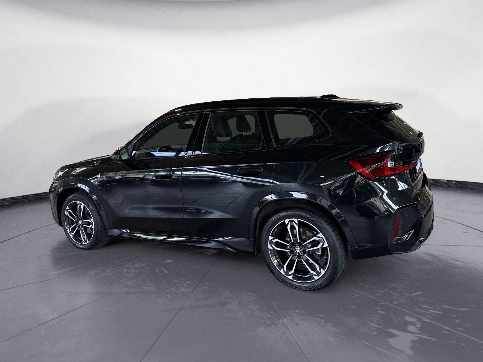 BMW X1 2025 г. Чёрный, пробег 10450 км