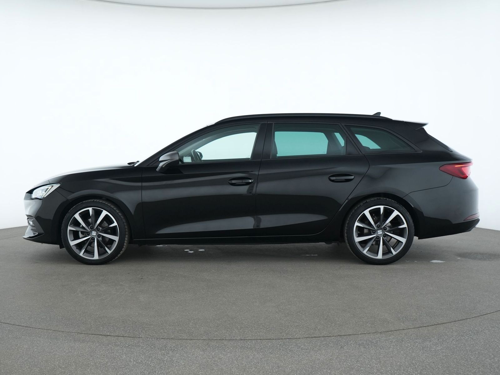 SEAT Leon 2021 г. Чёрный, пробег 50305 км