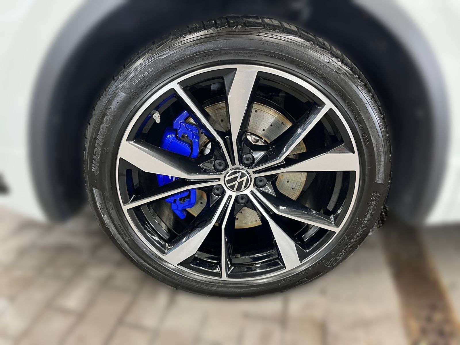 Volkswagen Tiguan 2023 г. Белый, пробег 31717 км