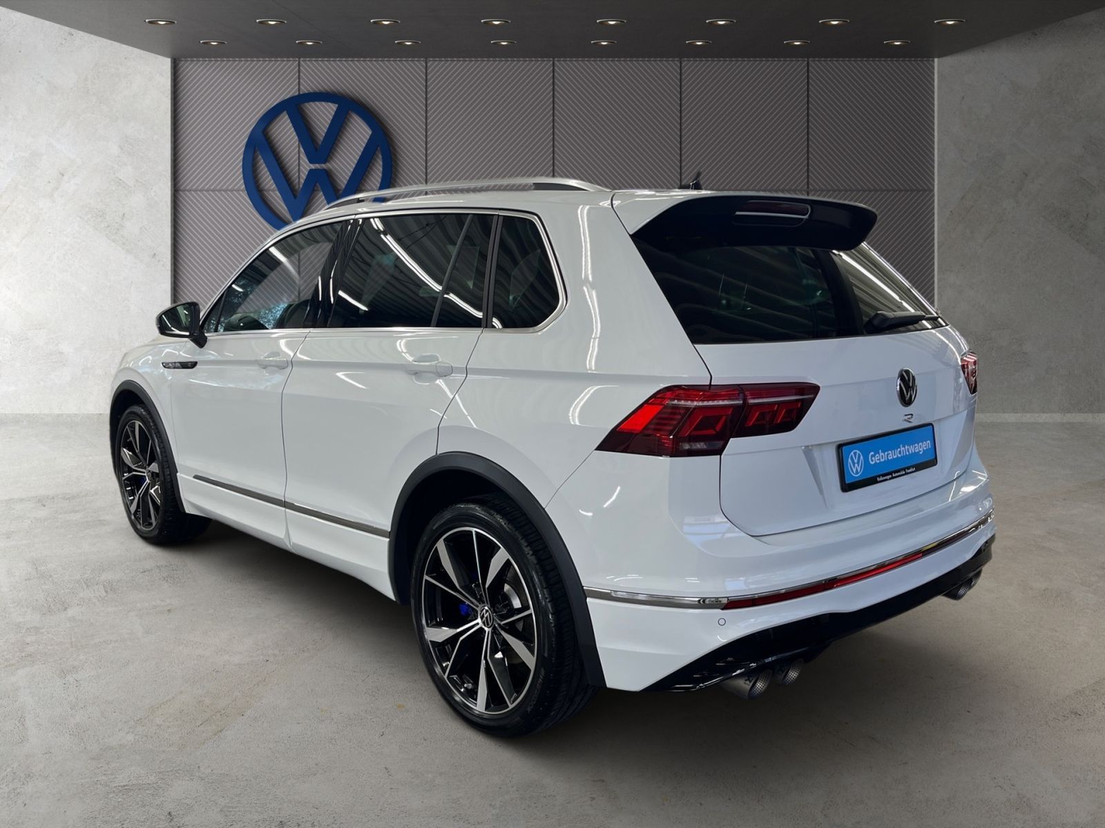 Volkswagen Tiguan 2023 г. Белый, пробег 31717 км