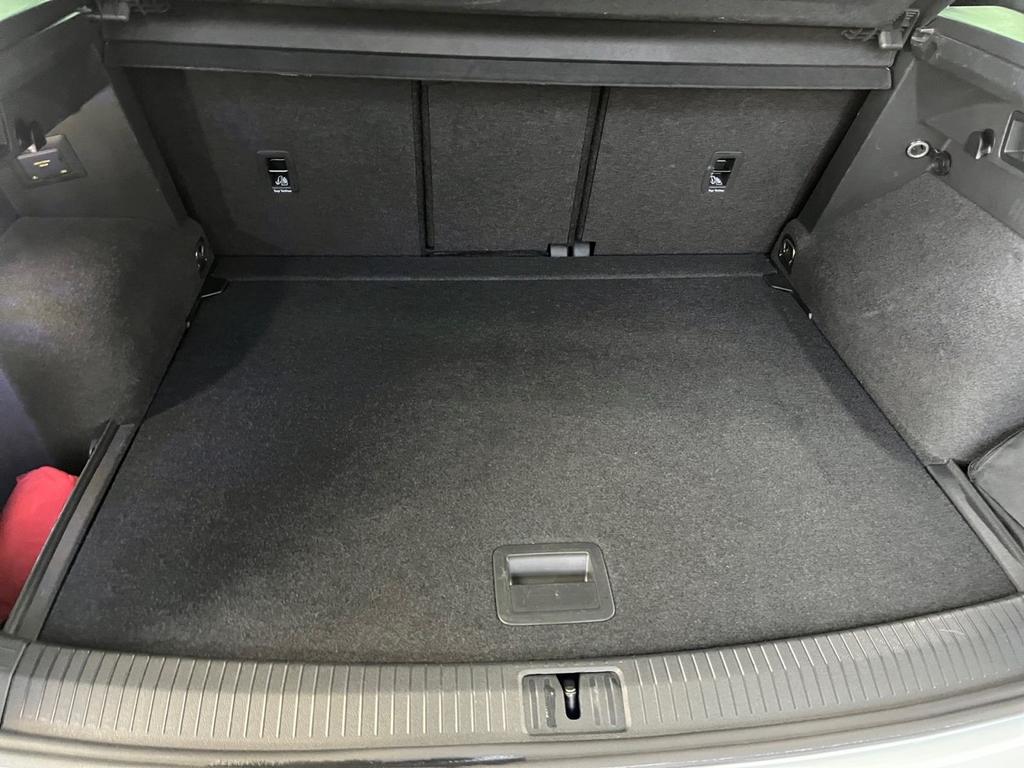 Volkswagen Tiguan 2023 г. Белый, пробег 31717 км