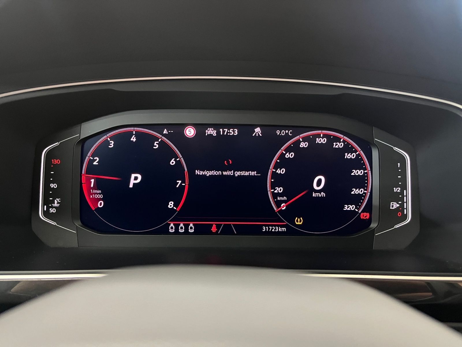 Volkswagen Tiguan 2023 г. Белый, пробег 31717 км