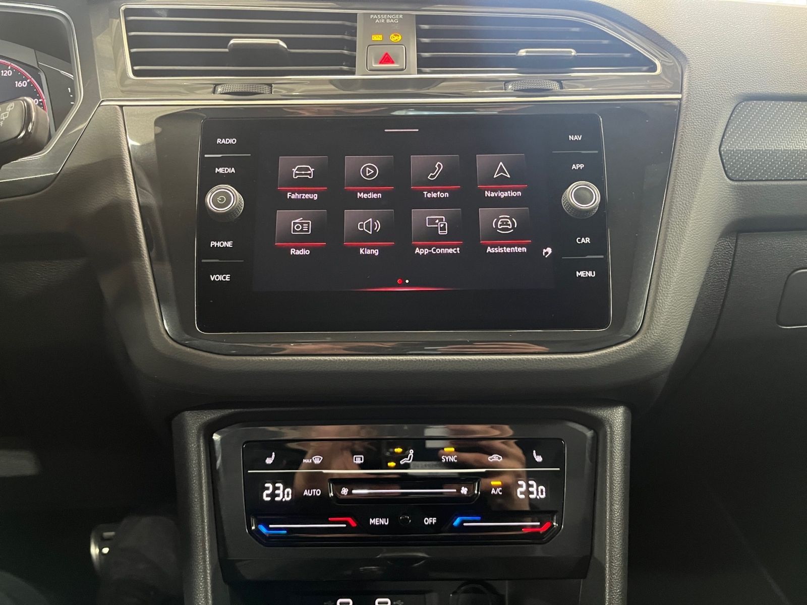 Volkswagen Tiguan 2023 г. Белый, пробег 31717 км