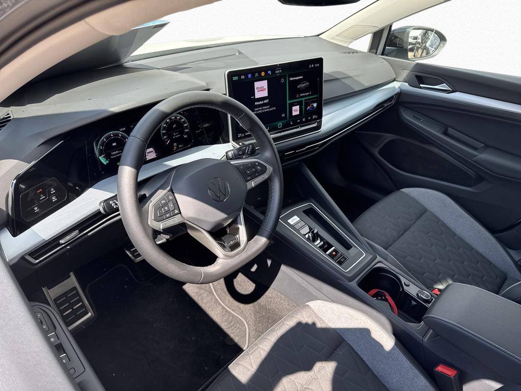 Volkswagen Golf 2025 г. Белый, пробег 13500 км