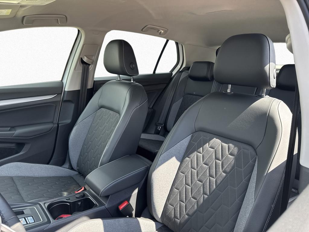 Volkswagen Golf 2025 г. Белый, пробег 13500 км