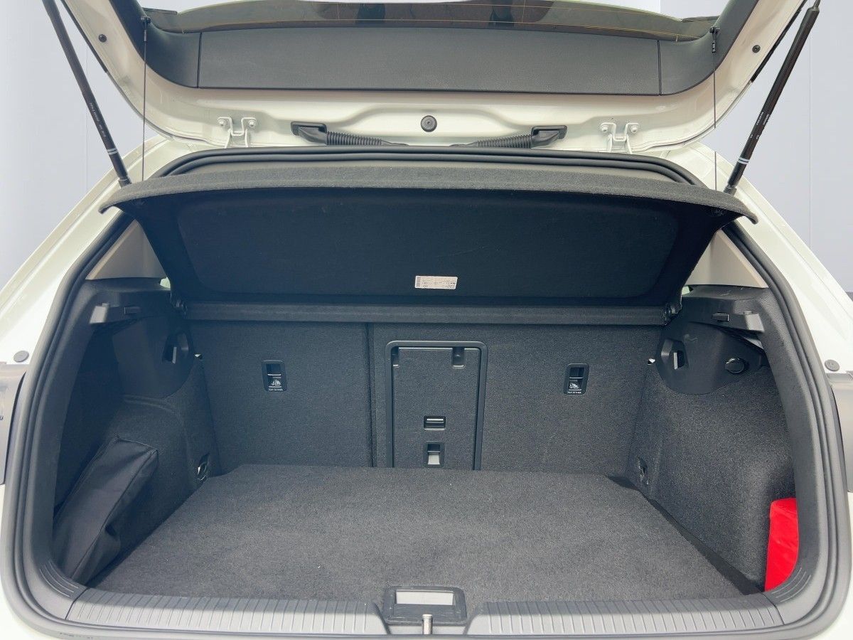 Volkswagen Golf 2022 г. Белый, пробег 39781 км