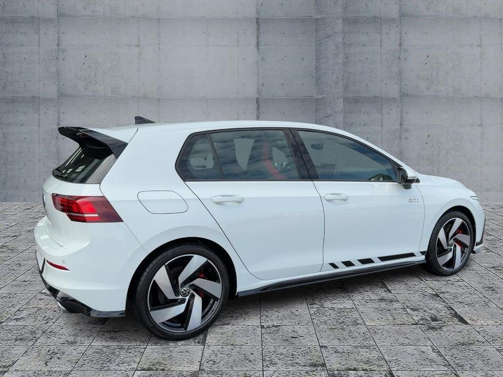 Volkswagen Golf 2024 г. Белый, пробег 10369 км
