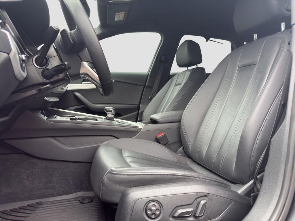 Audi A4 2023 г. Серый, пробег 42500 км