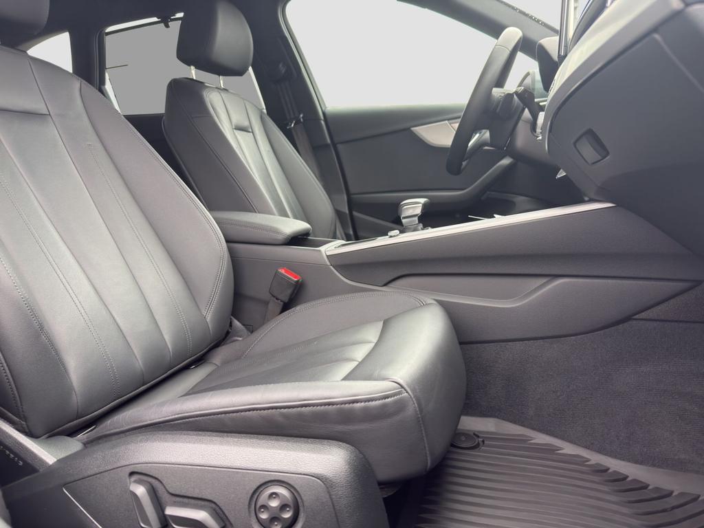 Audi A4 2023 г. Серый, пробег 42500 км