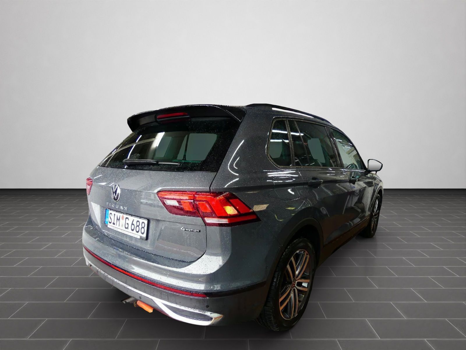 Volkswagen Tiguan 2023 г. Серый, пробег 42157 км