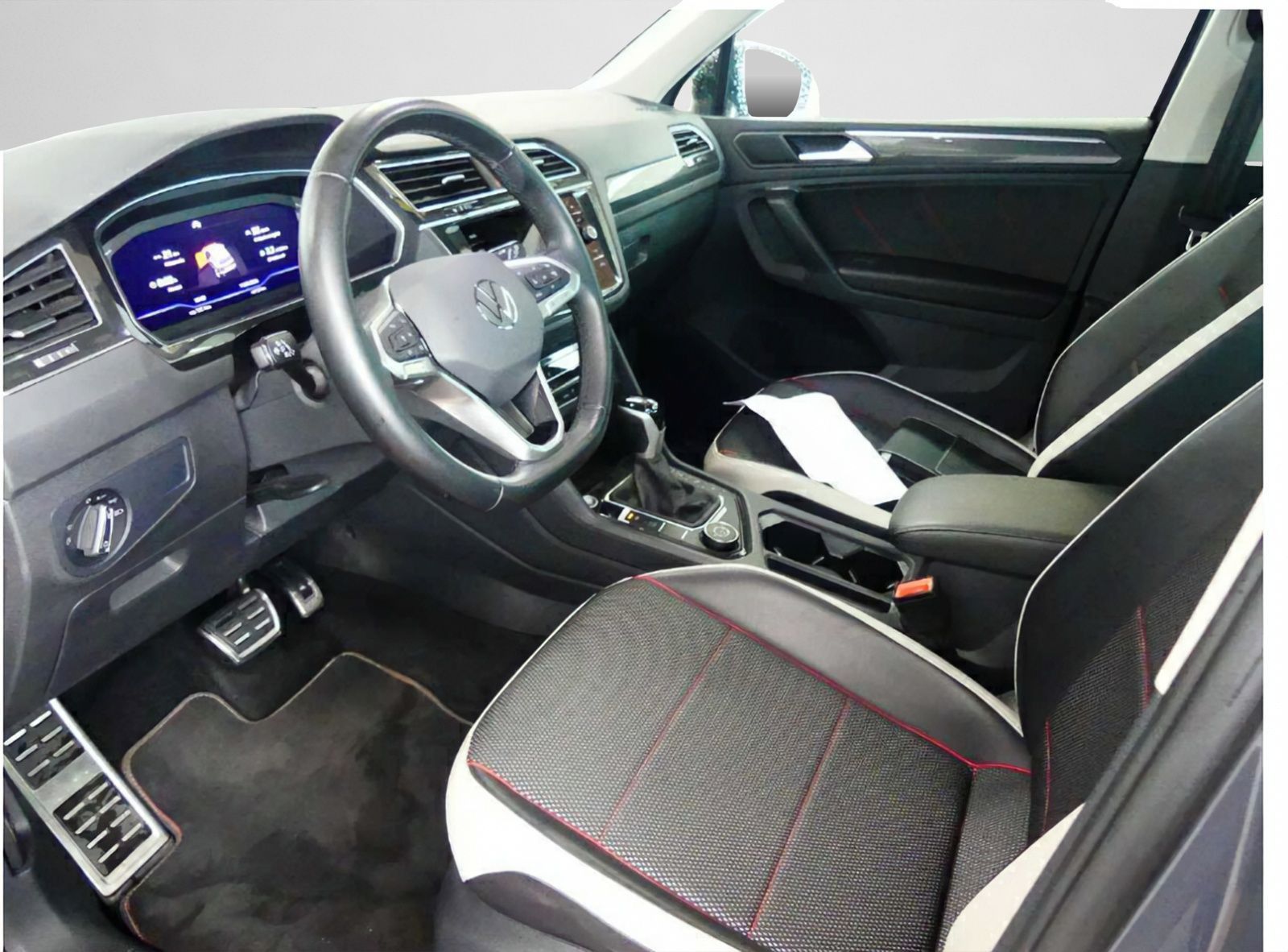 Volkswagen Tiguan 2023 г. Серый, пробег 42157 км
