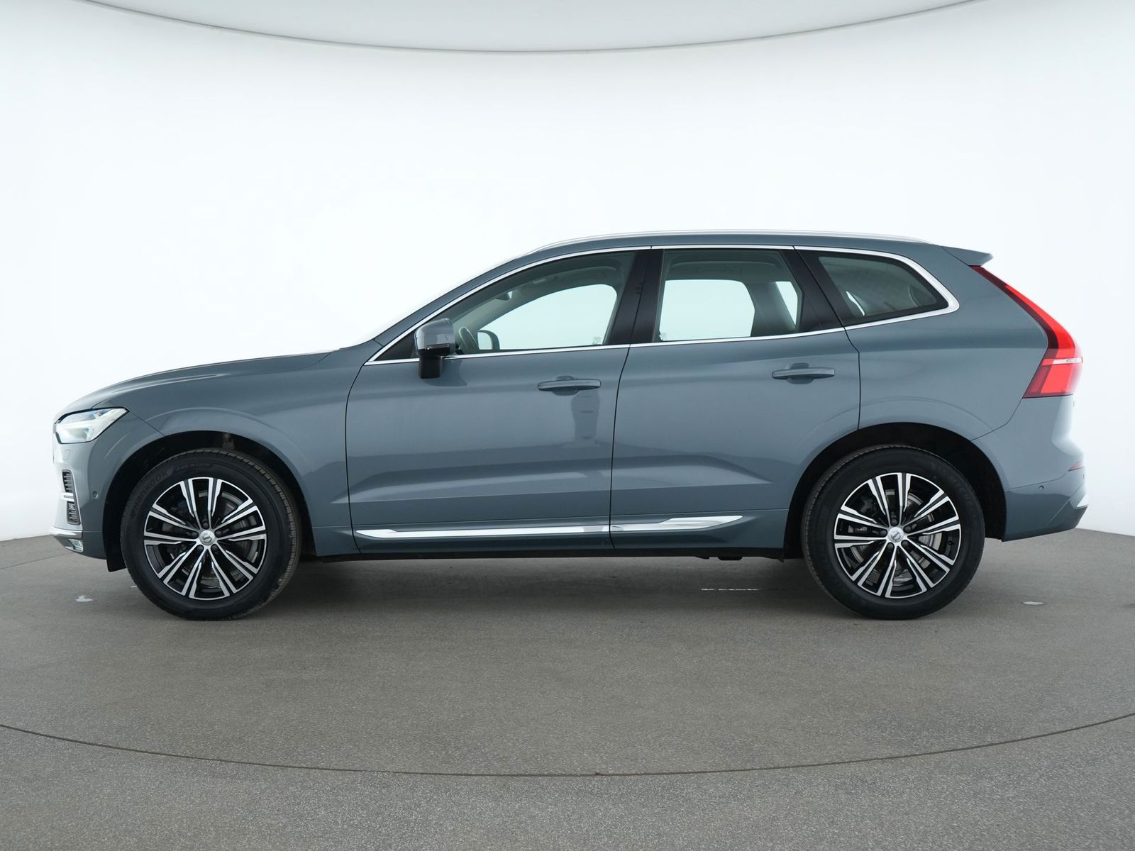 Volvo XC60 2022 г. Серый, пробег 38103 км
