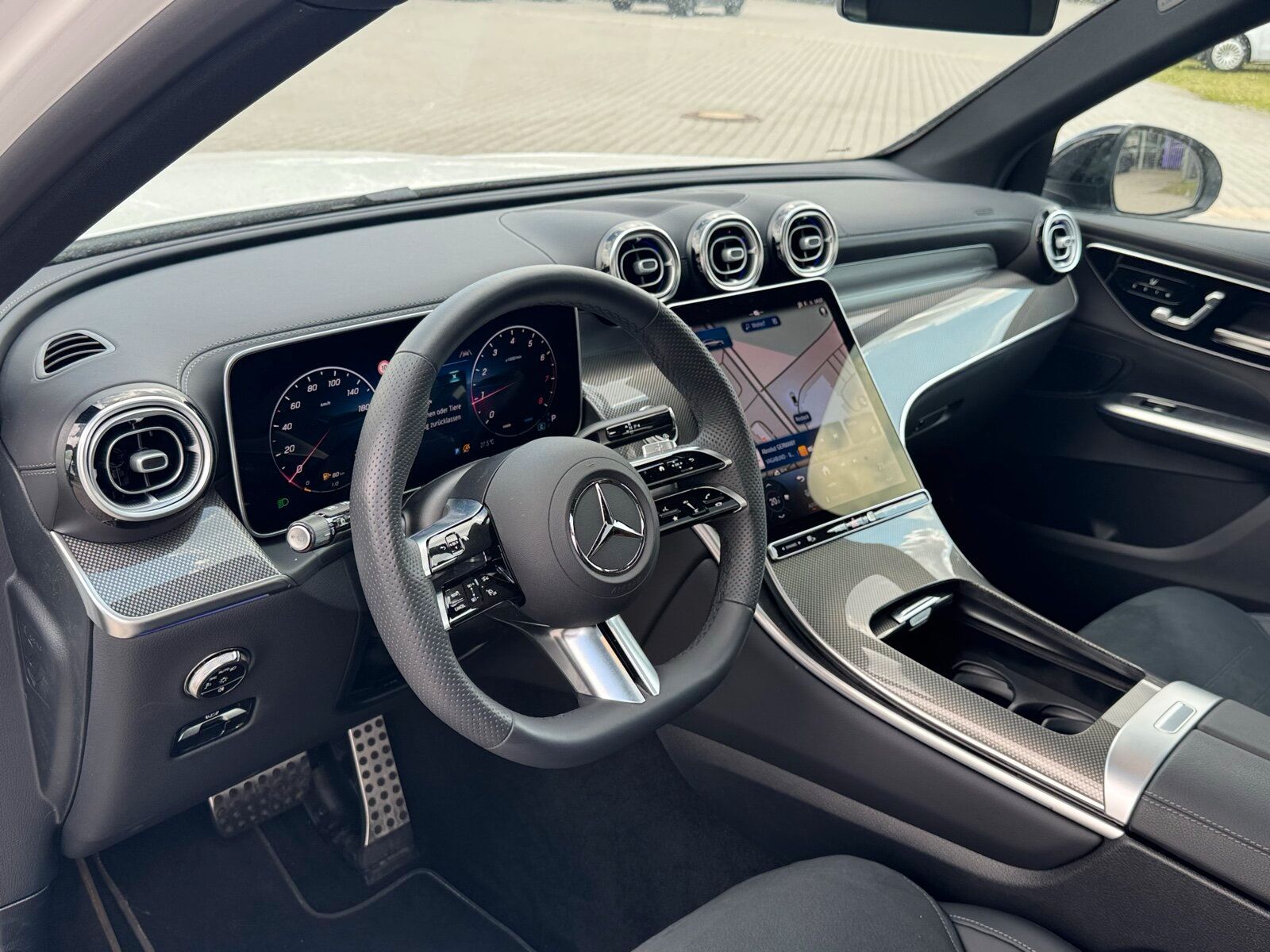 Mercedes-Benz GLC 200 2025 г. Белый, пробег 12893 км
