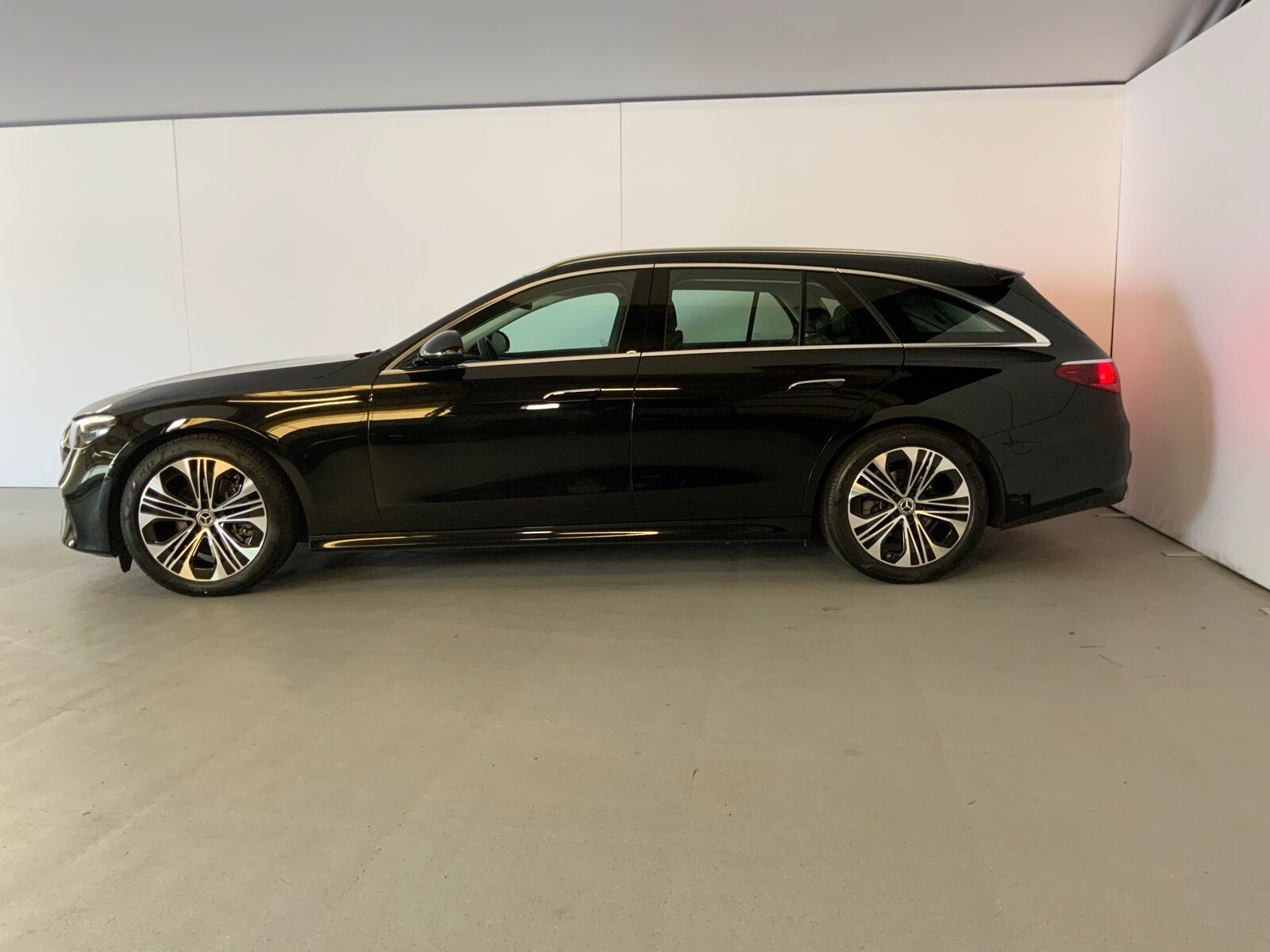 Mercedes-Benz E 200 2025 г. Чёрный, пробег 45130 км