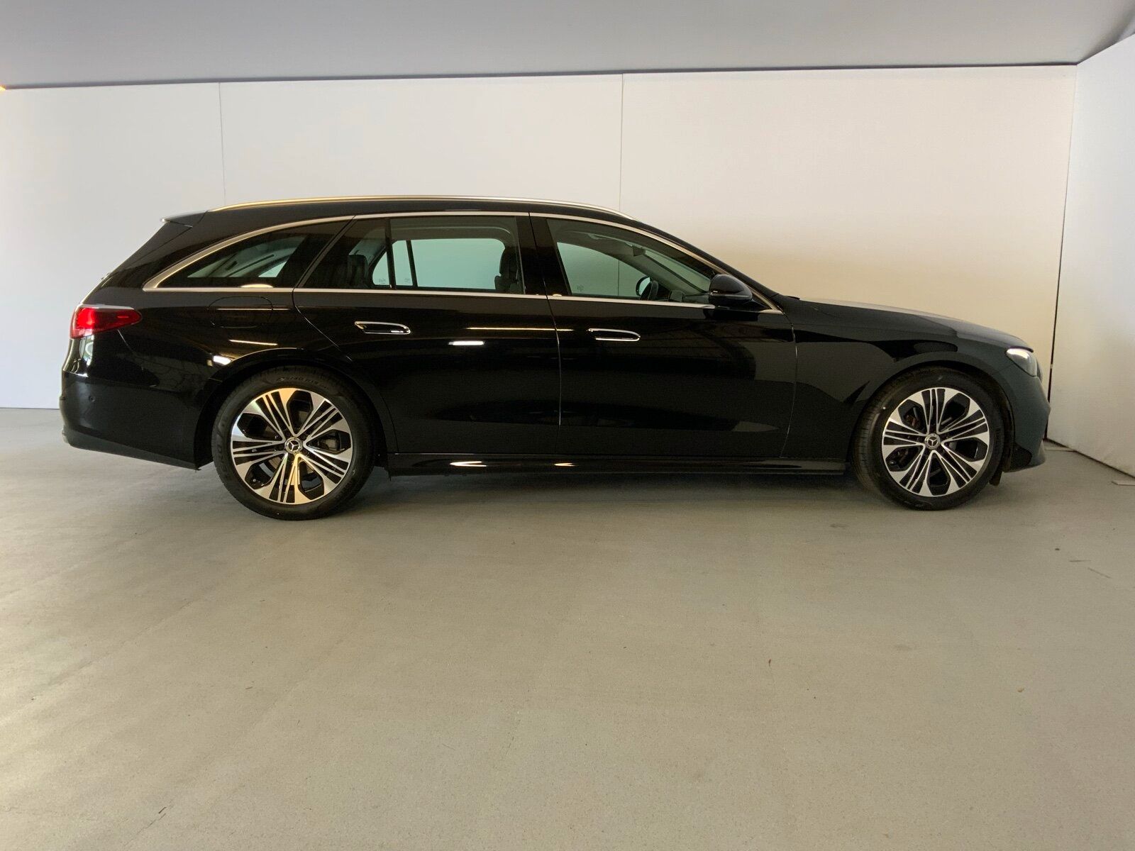 Mercedes-Benz E 200 2025 г. Чёрный, пробег 45130 км
