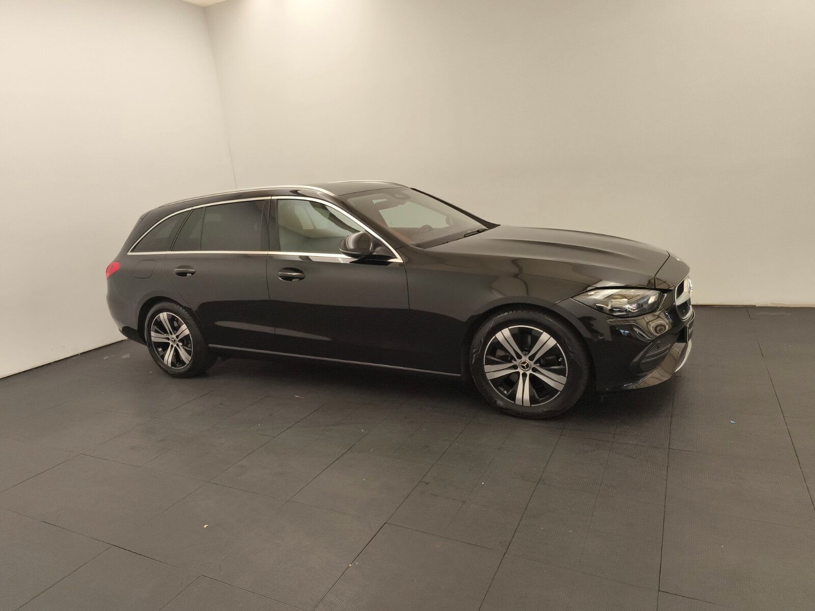 Mercedes-Benz C 220 2023 г. Чёрный, пробег 50321 км
