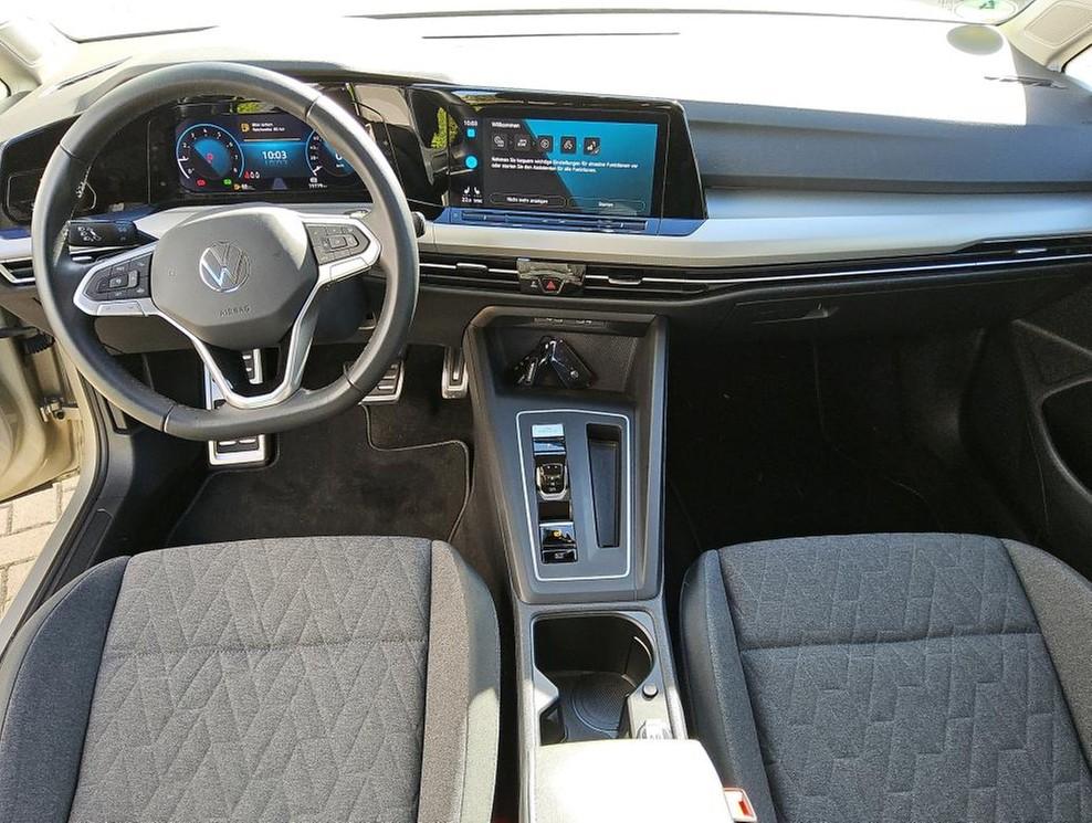 Volkswagen Golf 2024 г. Серебристый, пробег 19800 км