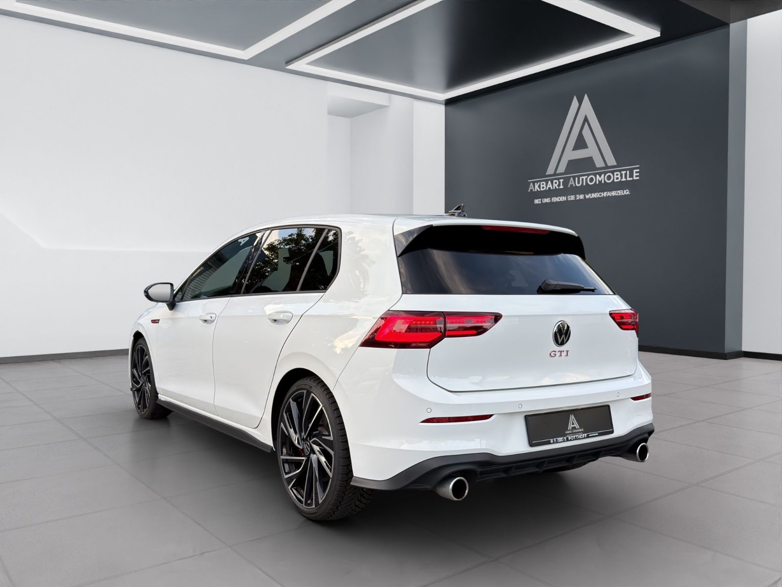Volkswagen Golf 2024 г. Белый, пробег 19000 км