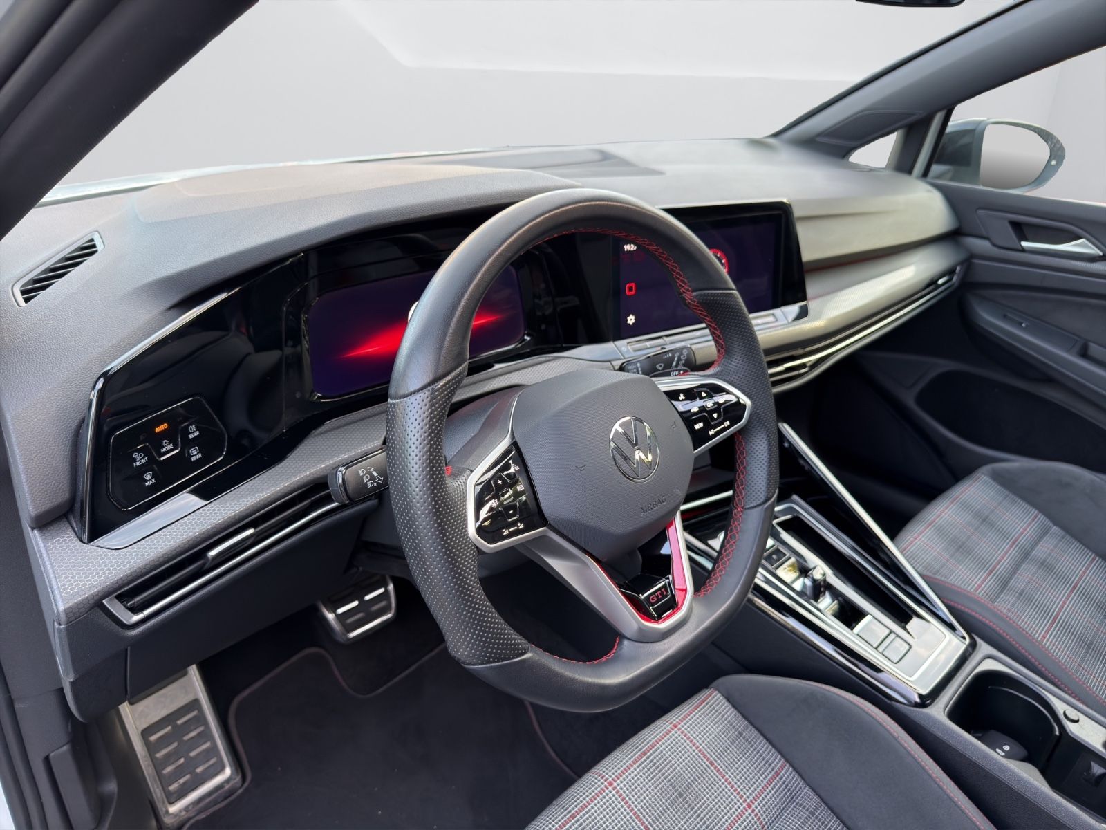 Volkswagen Golf 2024 г. Белый, пробег 19000 км