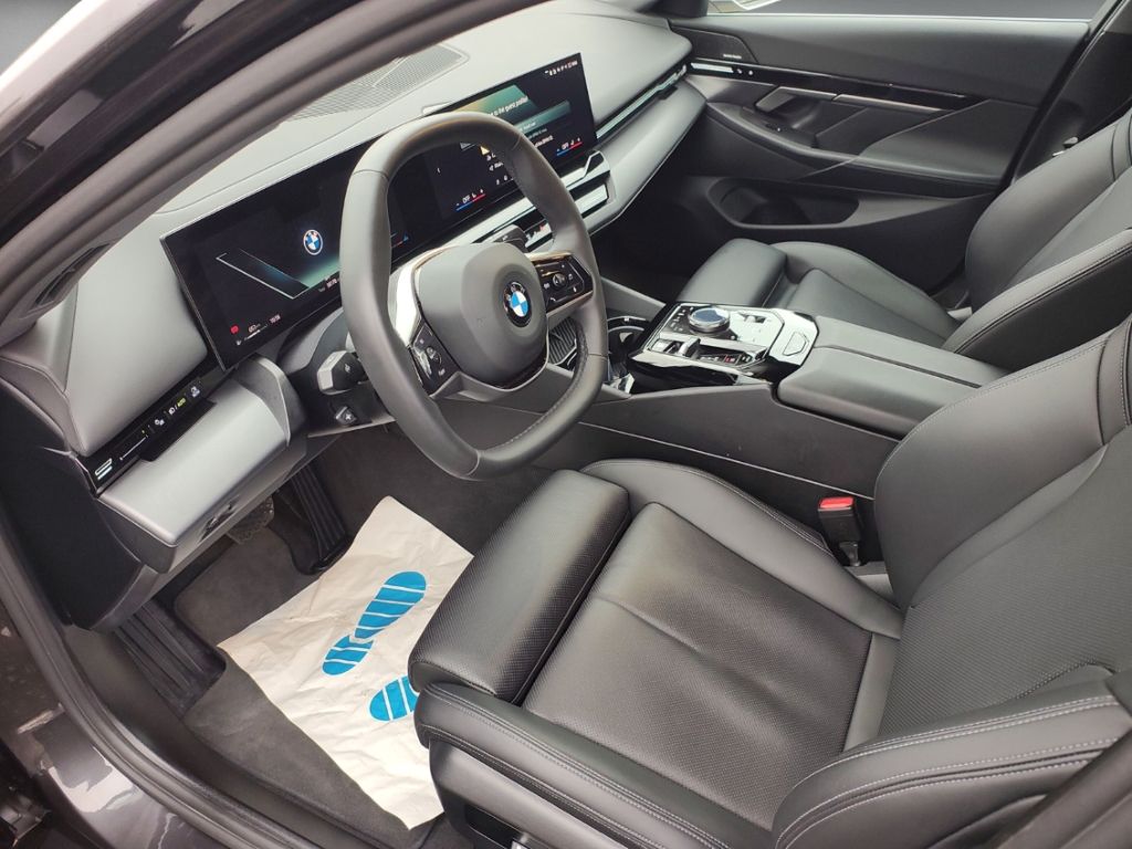 BMW 520 2024 г. Серый, пробег 52900 км