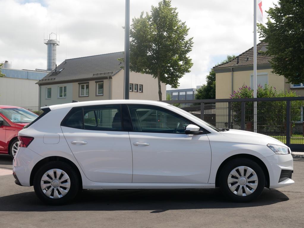 Skoda Fabia 2023 г. Белый, пробег 45202 км