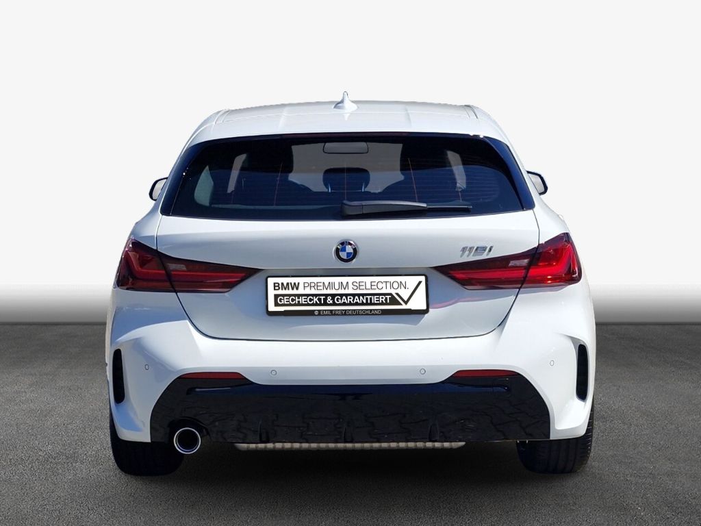 BMW 118 2023 г. Белый, пробег 32339 км