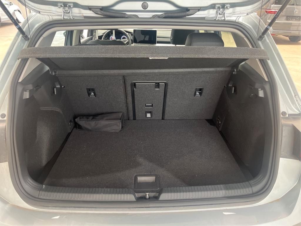 Volkswagen Golf 2024 г. Серебристый, пробег 31135 км