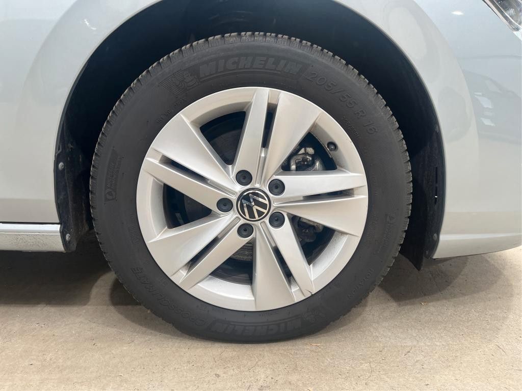Volkswagen Golf 2024 г. Серебристый, пробег 31135 км