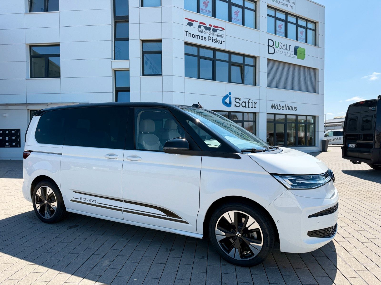 Volkswagen T7 MULTIVAN 2026 г. Белый, пробег 2800 км