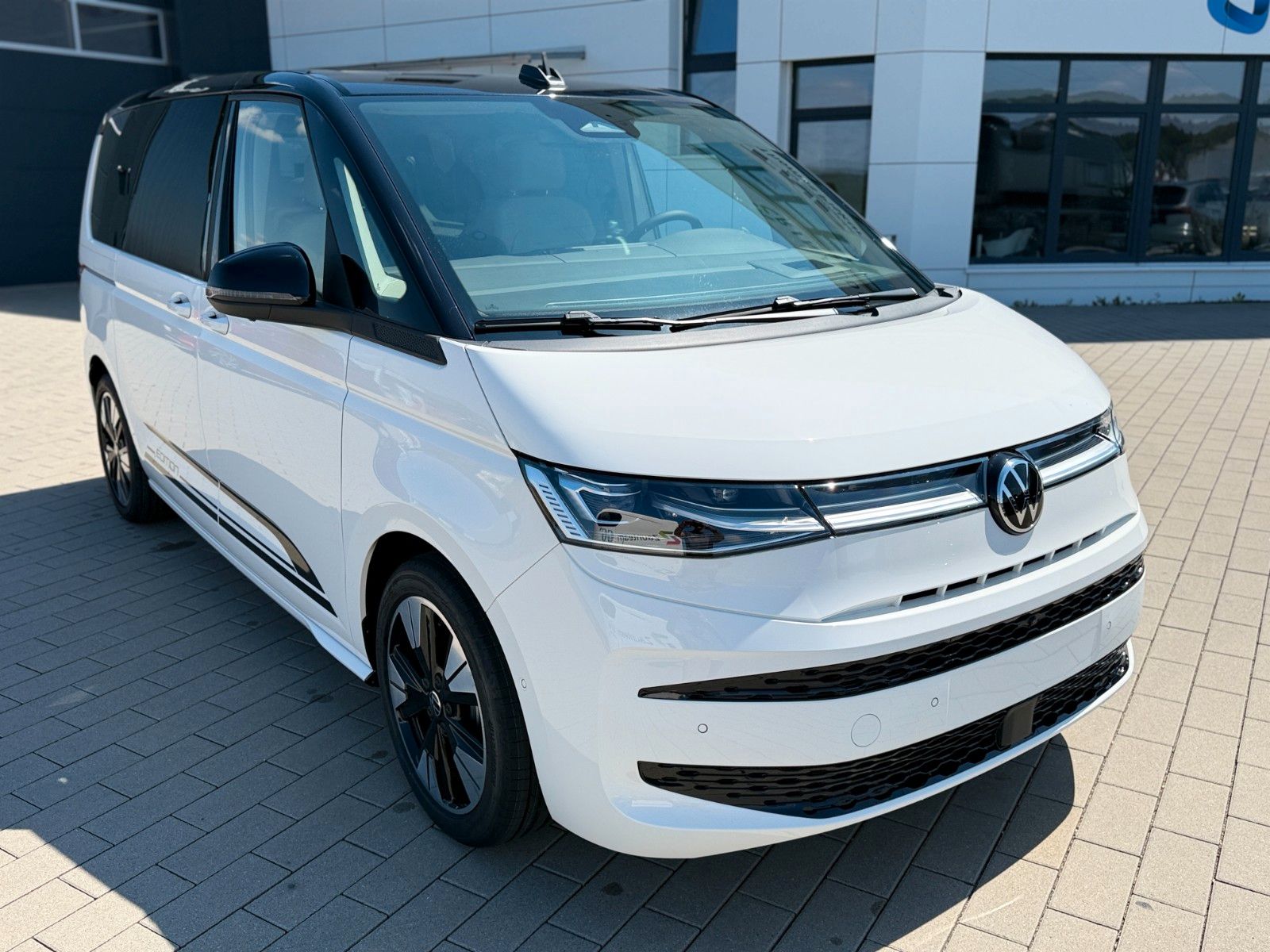 Volkswagen T7 MULTIVAN 2026 г. Белый, пробег 2800 км