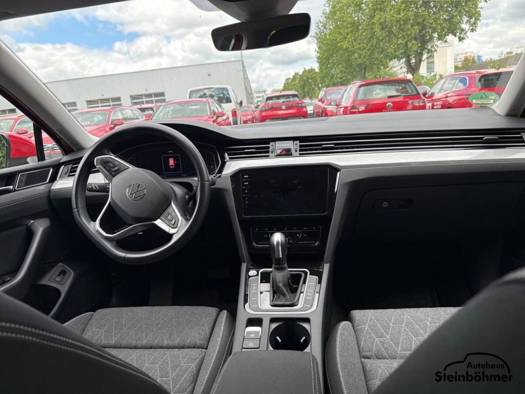 Volkswagen PASSAT VARIANT 2023 г. Красный, пробег 58438 км