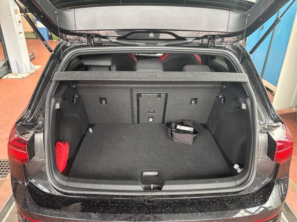 Volkswagen Golf 2024 г. Чёрный, пробег 22105 км