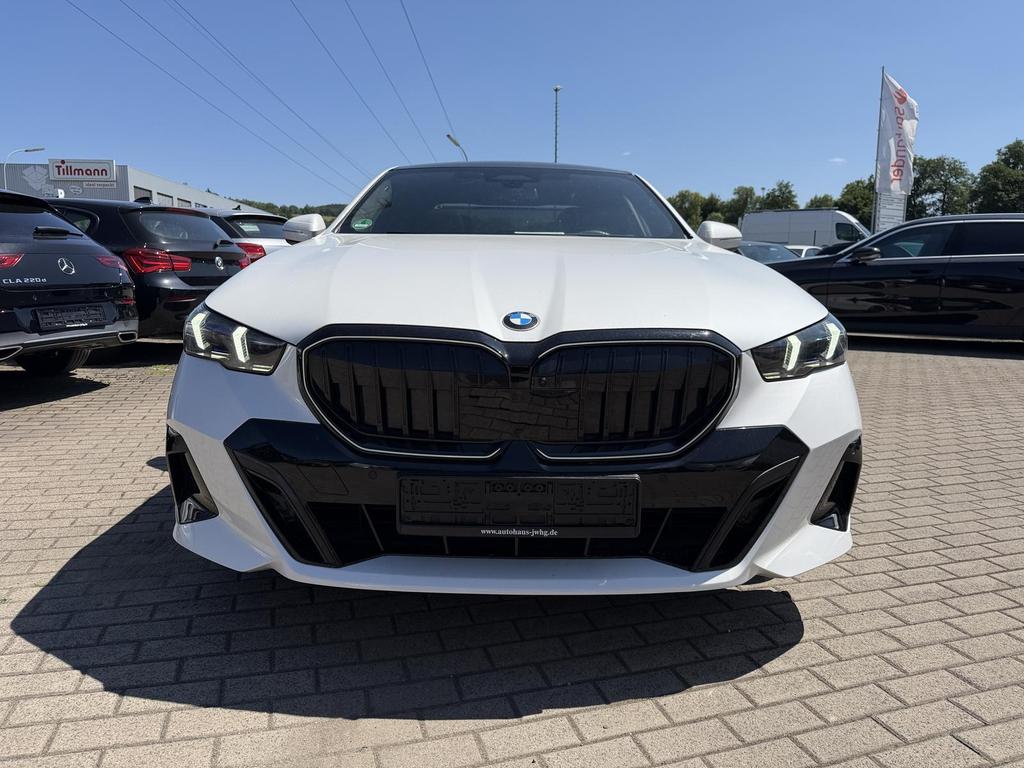 BMW 520 2024 г. Белый, пробег 41800 км