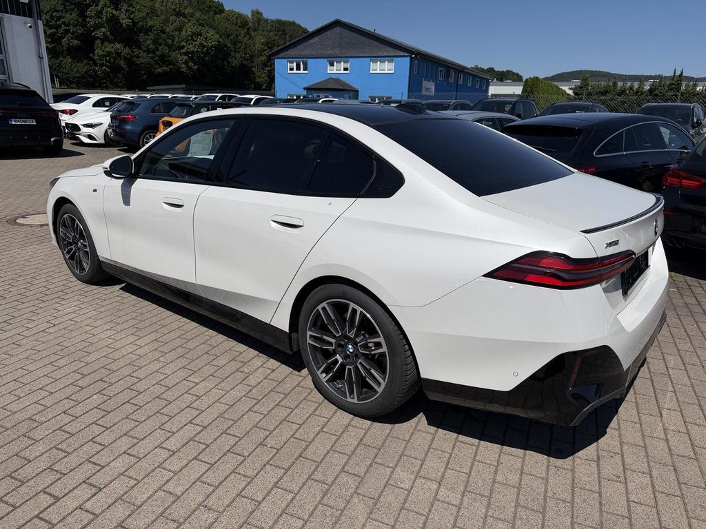 BMW 520 2024 г. Белый, пробег 41800 км
