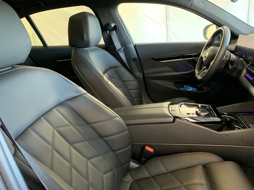 BMW 540 2024 г. Синий, пробег 45700 км