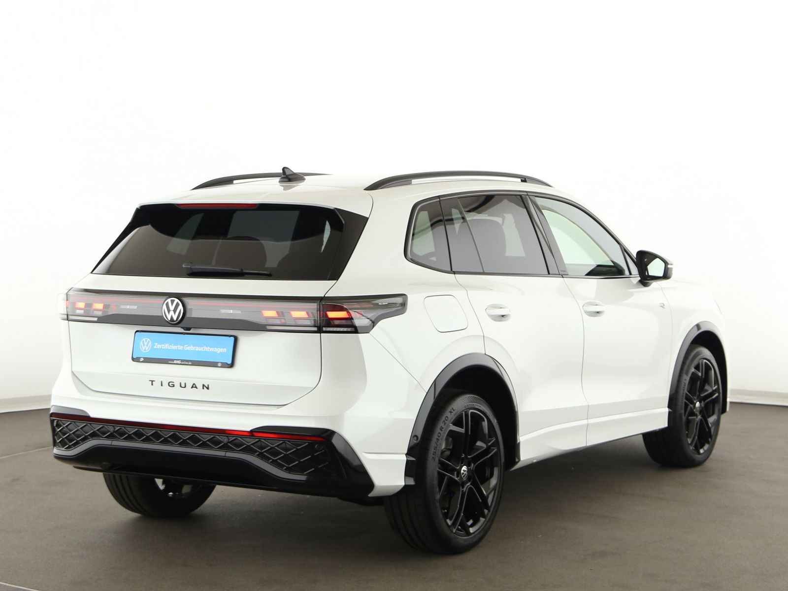 Volkswagen Tiguan 2026 г. Белый, пробег 11350 км