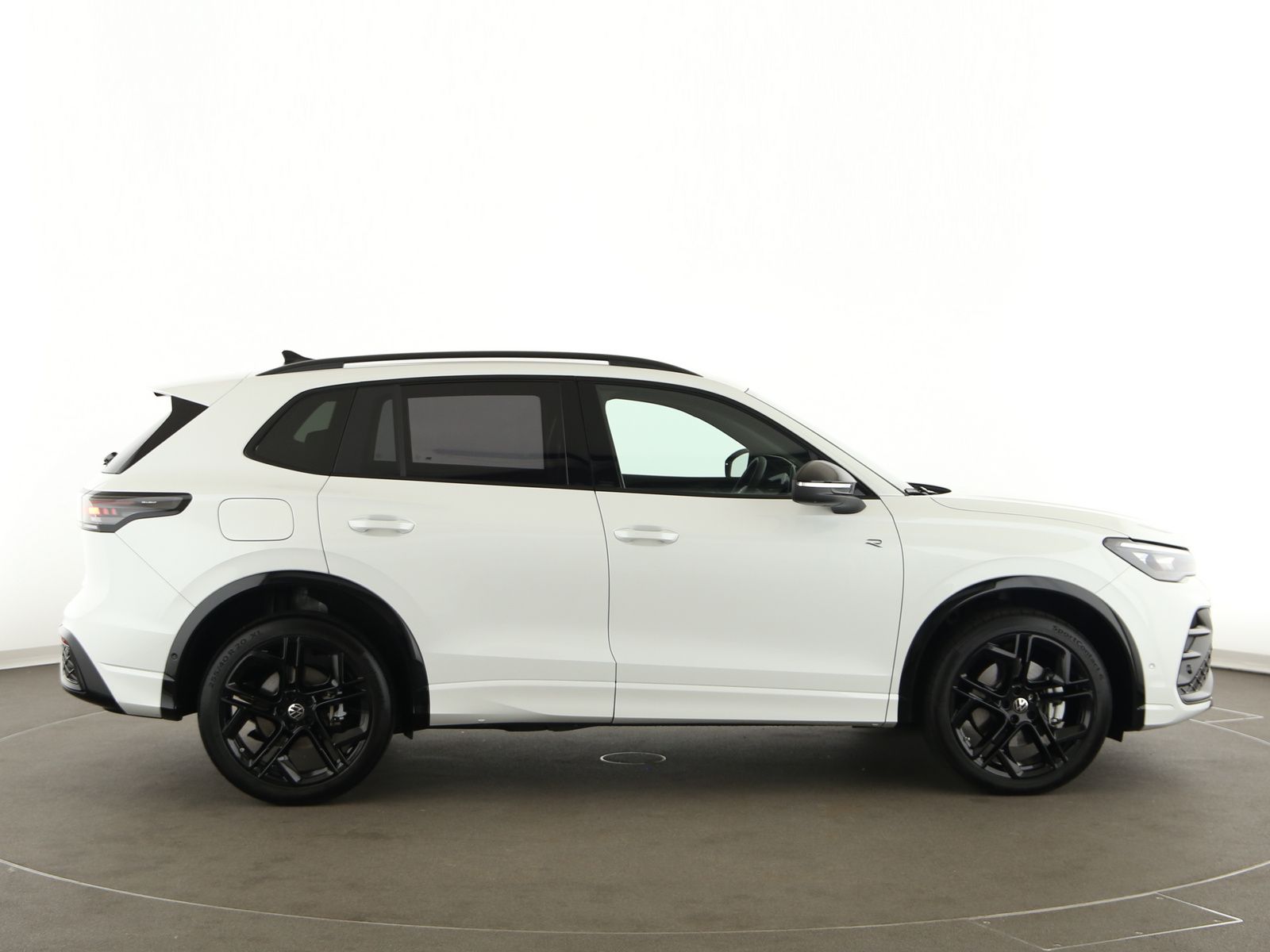 Volkswagen Tiguan 2026 г. Белый, пробег 11350 км